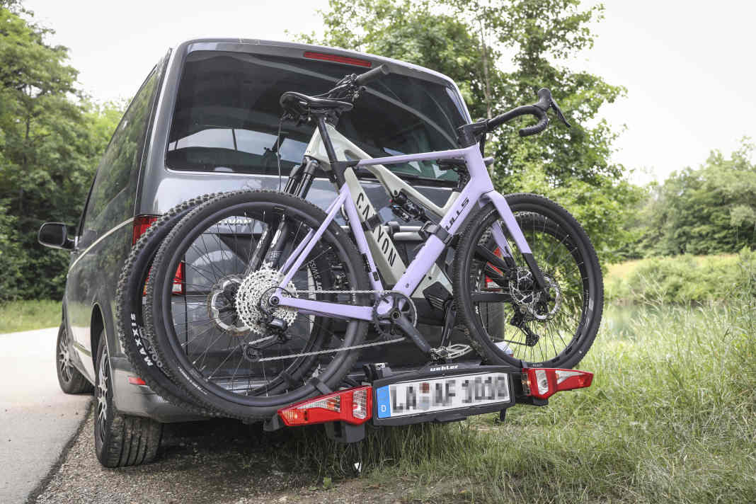 Der Uebler i21 Z60 ist das absolute Fliegengewicht unter den Fahrradträgern. Er wiegt unter 14 Kilo - bei voller E-Bike-Tauglichkeit. Foto: Georg Grieshaber