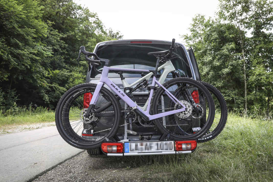 Very few bike carriers designed for tow bars are particularly lightweight. Weighing in at 14.9 kilos, the Atera Strada Sport 2 is a delightfully light carrier. Photo: Georg Grieshaber