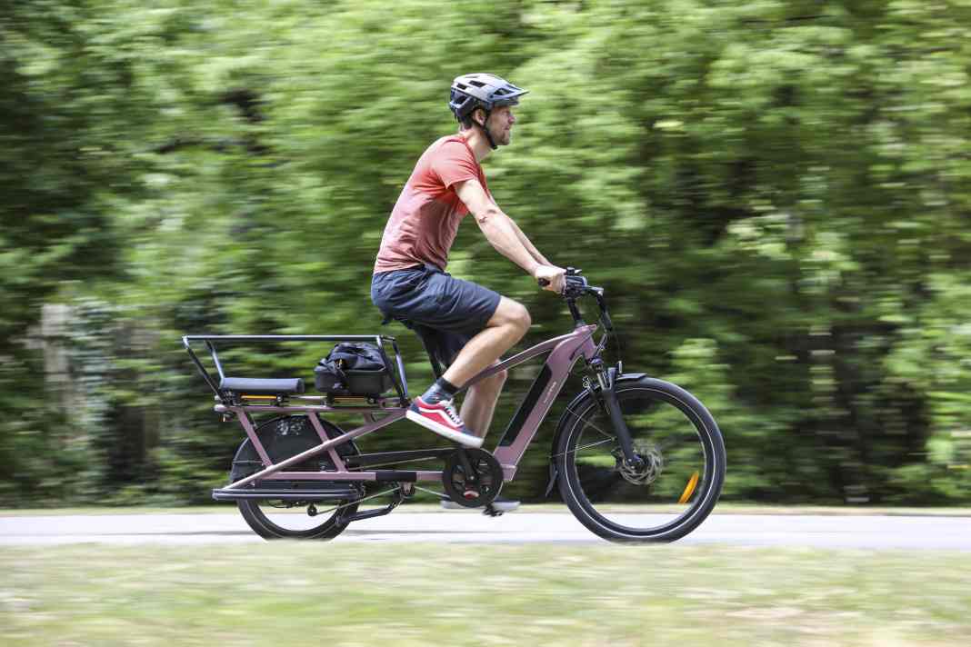 Wir konnten das Longtail-Lastenrad von Decathlon ausführlich im Alltag testen. Vorab: Das B'Twin E Three 500 liefert richtig viel Cargo-Bike zum fairen Preis.