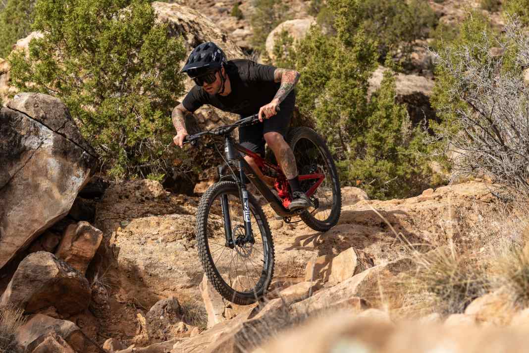 If you want to climb uphills efficiently and effortlessly, but don't want to hold back on the descents, you should take a look at the new Ranger from Revel.