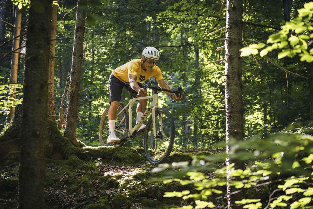 Das Canyon Grizl CF 7 im Gelände. Der breite Lenker hilft dabei.