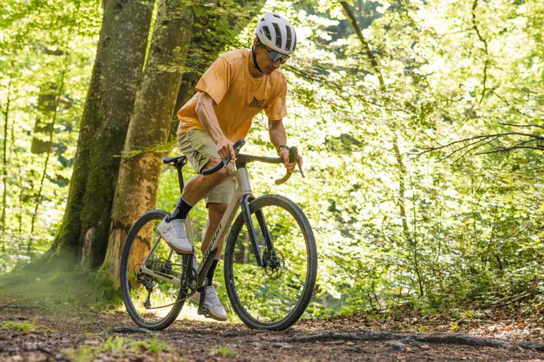 Radon Regard 7.0: What we mean by a classic gravel bike. Relatively light, powerful, and nimble to handle.