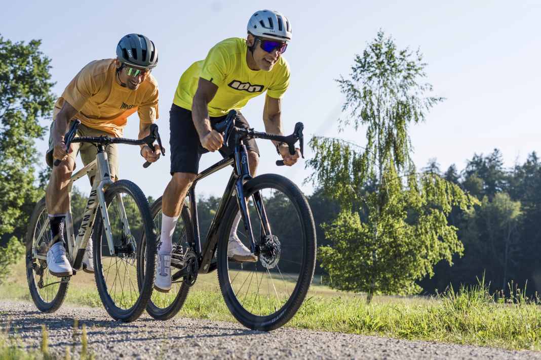 Graveller bikes over €3,000 put head-to-head: the Canyon Grizl CF 7 versus the Axess Creed CF Pro.