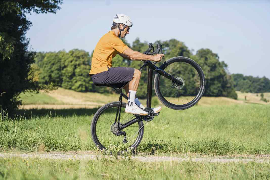 C'est toujours un plaisir : faire des wheelies avec le Graveller. Le Creed offre une bonne maniabilité.