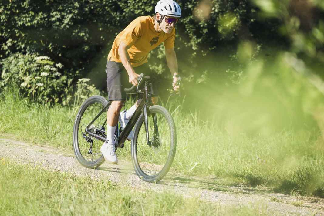 Das Volks-Carbon-Bike: Die Lucky Bike Marke Axess drückt den Preis für sein Kohlefaser-Graveller auf 1800 Euro.