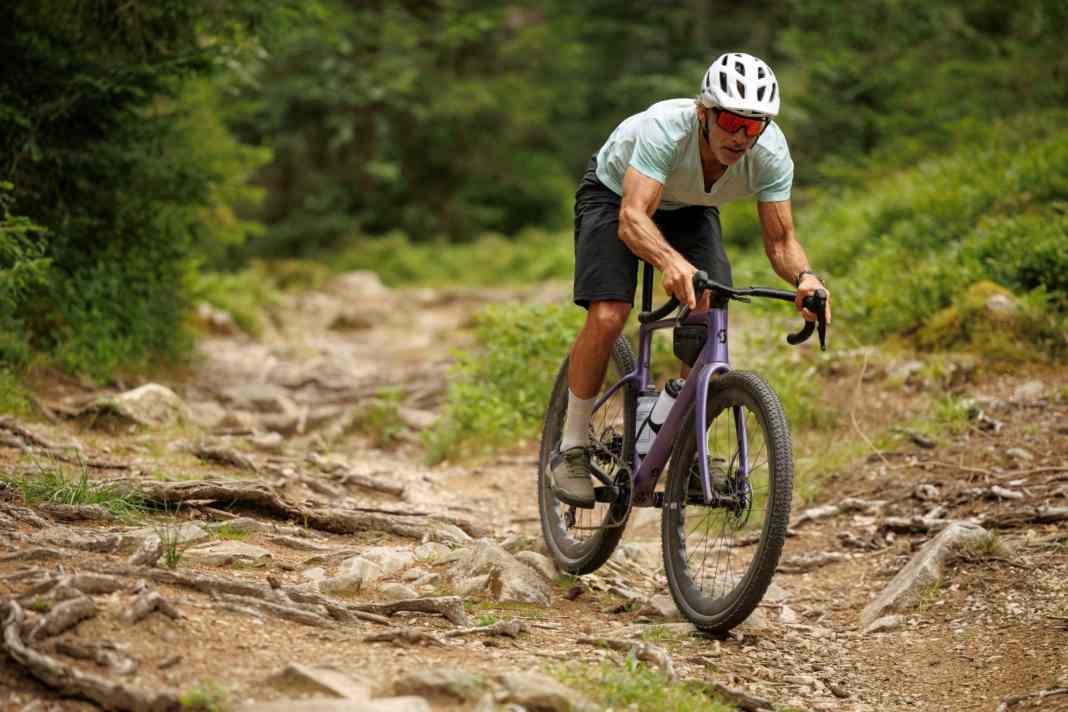 Dank breiter Reifen sind viele 2027er Gravelbikes besonders Geländetauglich.