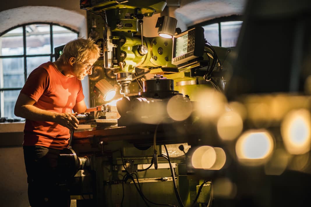 Company boss Jo Klieber has been running the Syntace development kitchen in an old mill for decades. It is soon bursting at the seams, partly due to the many testing machines.