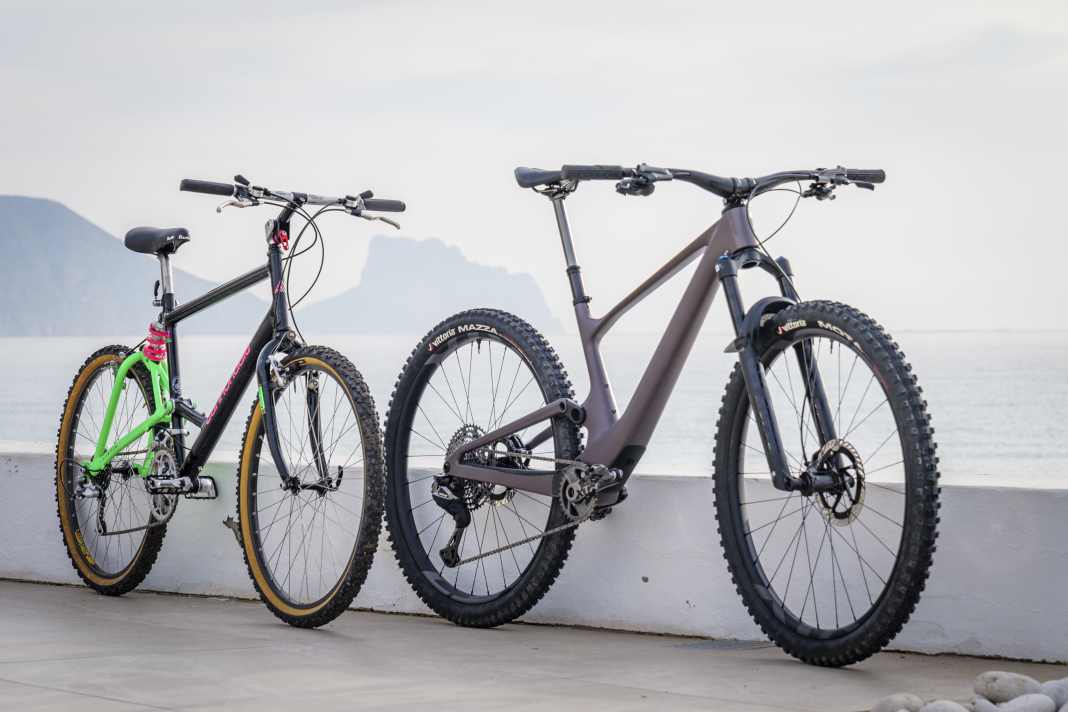 Der MTB-Sport ist technisch einen weiten Weg gegangen. Besonders deutlich wird das beim Vergleich eines Cannondale Mountainbikes aus den frühen 80ern mit einem modernen Scott Spark. Beide tragen Shimano-Schaltungen.