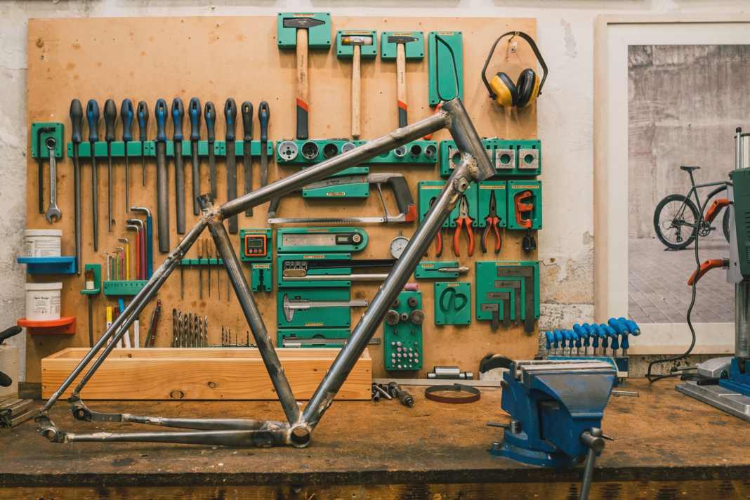 Hier stehen fünf Tage Arbeit: Ein Stahlrahmen, gebaut mit der Fillet-Brazed-Technik. Jetzt fehlt nur noch der Feinschliff!