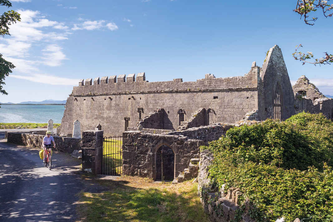 Verfallene Klöster gehören zu Irland wie sattes Grün und weidendes Vieh. Auf dem Weg von Leenane nach Westport geht es vorbei an der Ruine von Murrisk Abbey.