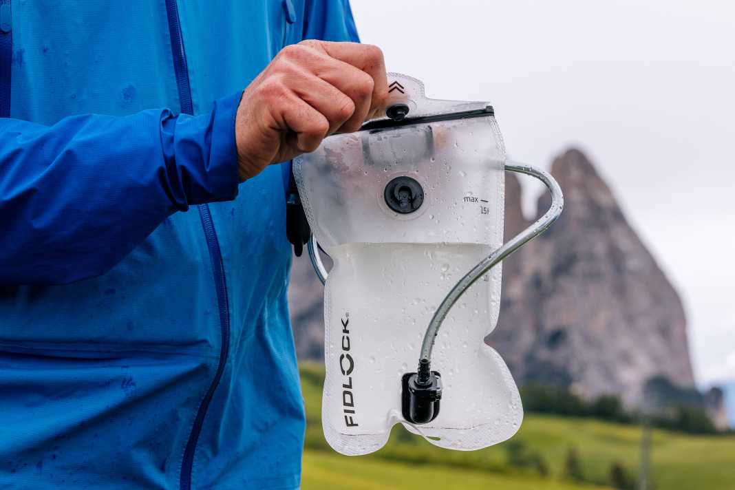 C'est justement par temps estival ou lors de longues randonnées qu'un système d'hydratation performant est indispensable. Avec la poche à eau Hermetic Hydration Bladder, Fidlock propose un modèle particulièrement pratique.