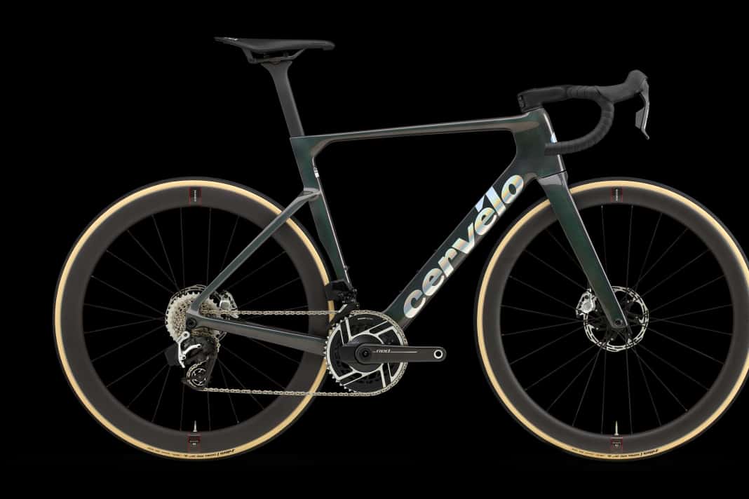 Plus aérodynamique et plus rapide sans pour autant décoller : le nouveau Cervélo Soloist pourrait bien être le vélo de course performant que recherchent les cyclistes sur route ambitieux.
