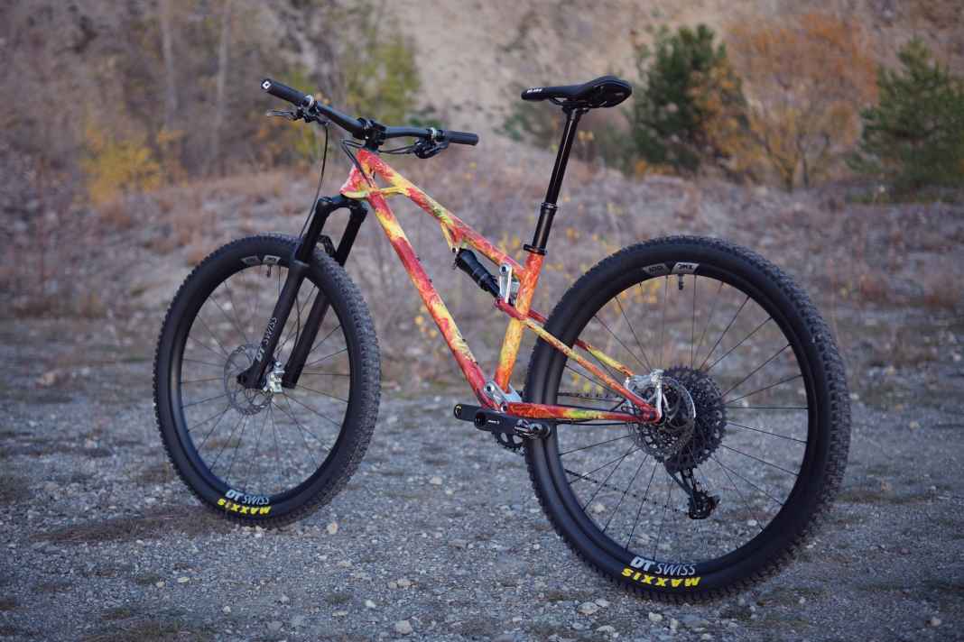 Filigram steel frame with short suspension travel and artistic paintwork: this is the new Zoceli Rutina.
