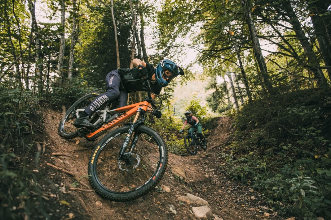 Ines Thoma (vorne) und Leni Eller gemeinsam unterwegs auf den Trails.