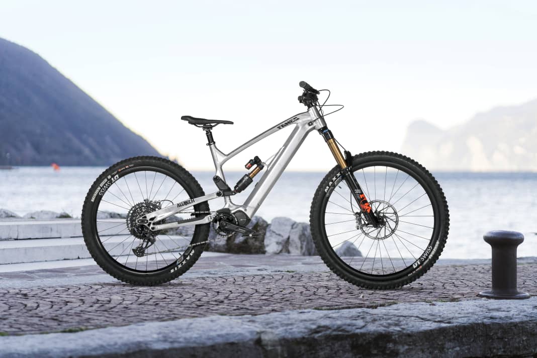 Alutech eFanes nextGen AXS // 10.445 Euro // 23,7 kg:   Die deutsche Schmiede Alutech ist bekannt für ihre abfahrtsstarken Bikes mit schickem Aluminium-Finish. Das eFanes ist voll auf Trail und Enduro ausgelegt, der Fahrspaß steht ganz klar im Vordergrund. 170 mm Federweg.