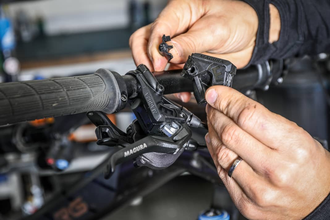 Cracks: Shortly before the end of the test, the right brake lever suddenly lost its position.  The plastic body of the Magura MT5 had broken without any external influence. Again it was a case of waiting for a replacement part.
