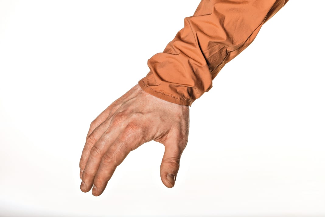 The sleeves should be long enough (here with Poc) to reach over the cuff of the glove. Otherwise it quickly gets draughty.