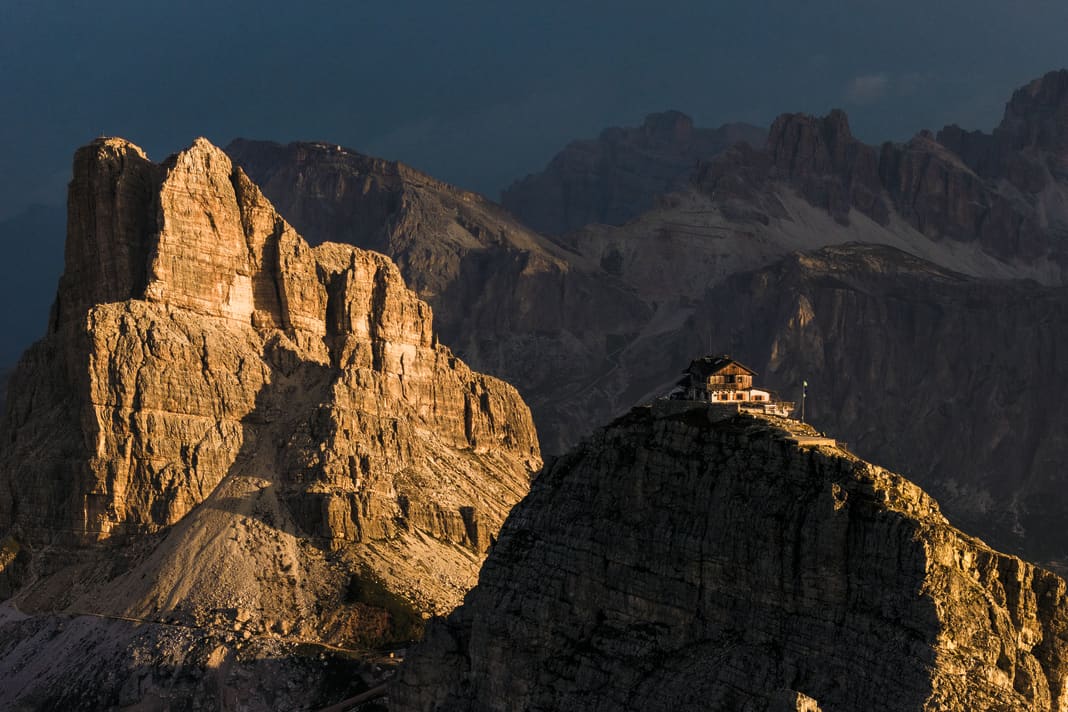 Die erste Schutzhütte in den Dolomiten hat vom damals gerade erst gegründeten Alpenverein einen ganz speziellen Platz bekommen: den Nuvolau-Gipfel.