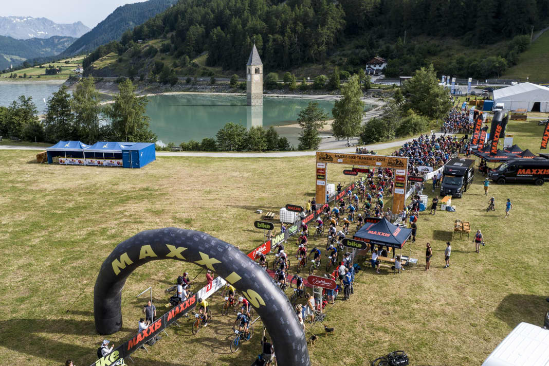 Stage 4 starts in Graun directly on the shores of Lake Reschen. In the background: the sunken church tower is now known worldwide from the Netflix series "Curon".