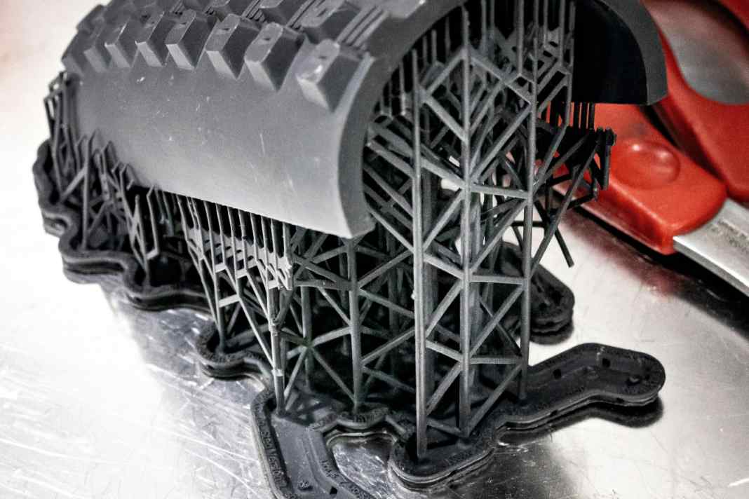 Ein 3-D-Modell aus dem Drucker macht einen neuen Reifen auch haptisch erlebbar, bevor er in Vietnam in die Produktion geht.