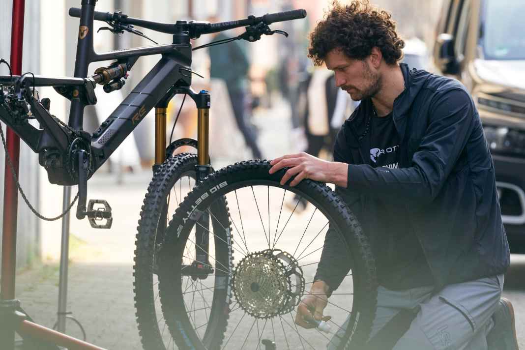 In der WG-Wohnung in Karlsruhe geht es etwas enger zu, geschraubt wird deshalb auf der Straße.