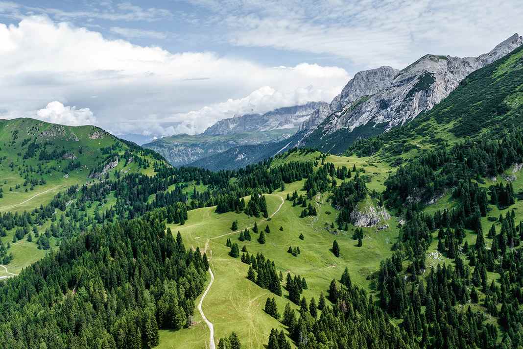 Etappe 6 verlangt den Transalp-Racern noch mal viel ab, stößt dafür aber auch wieder in unfassbar tolle Landschaften vor. Heute geht's bis an die Brenta-Wände.