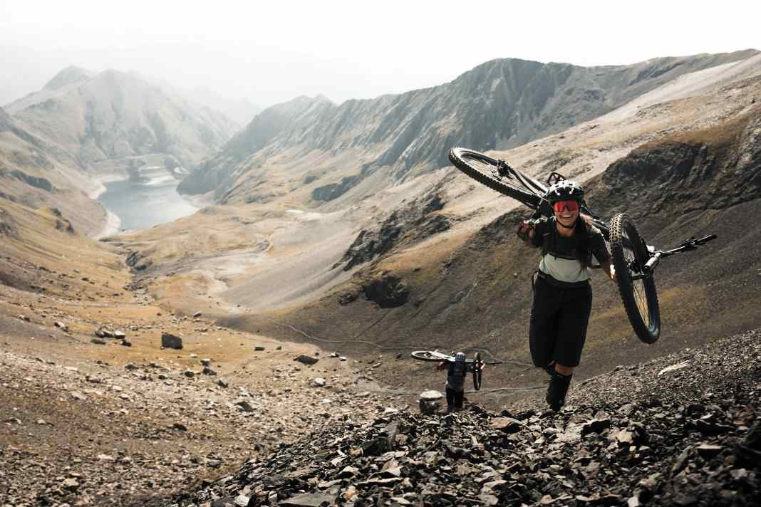 Tag eins startet gleich mal mit einer saftigen Tragepassage am Llauset-Stausee.