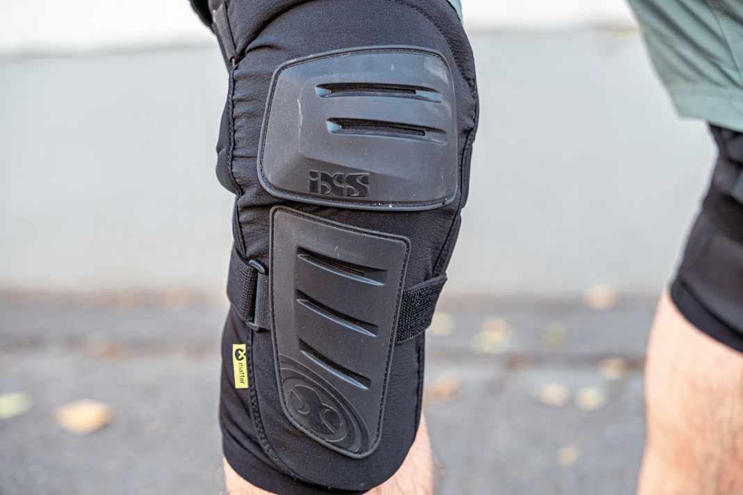 Sogenannte Slide-Plates über dem Knie (hier bei Ion) sollen verhindern, dass der Schoner beim Sturz vom Knie gezogen wird.