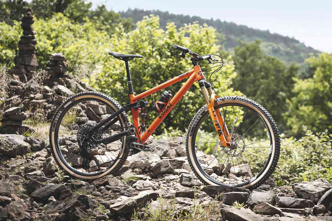 With just under 130 millimetres at the rear, the Kavenz VHP is one of the shortest-stroke high-pivot trail bikes and costs 8,000 euros.