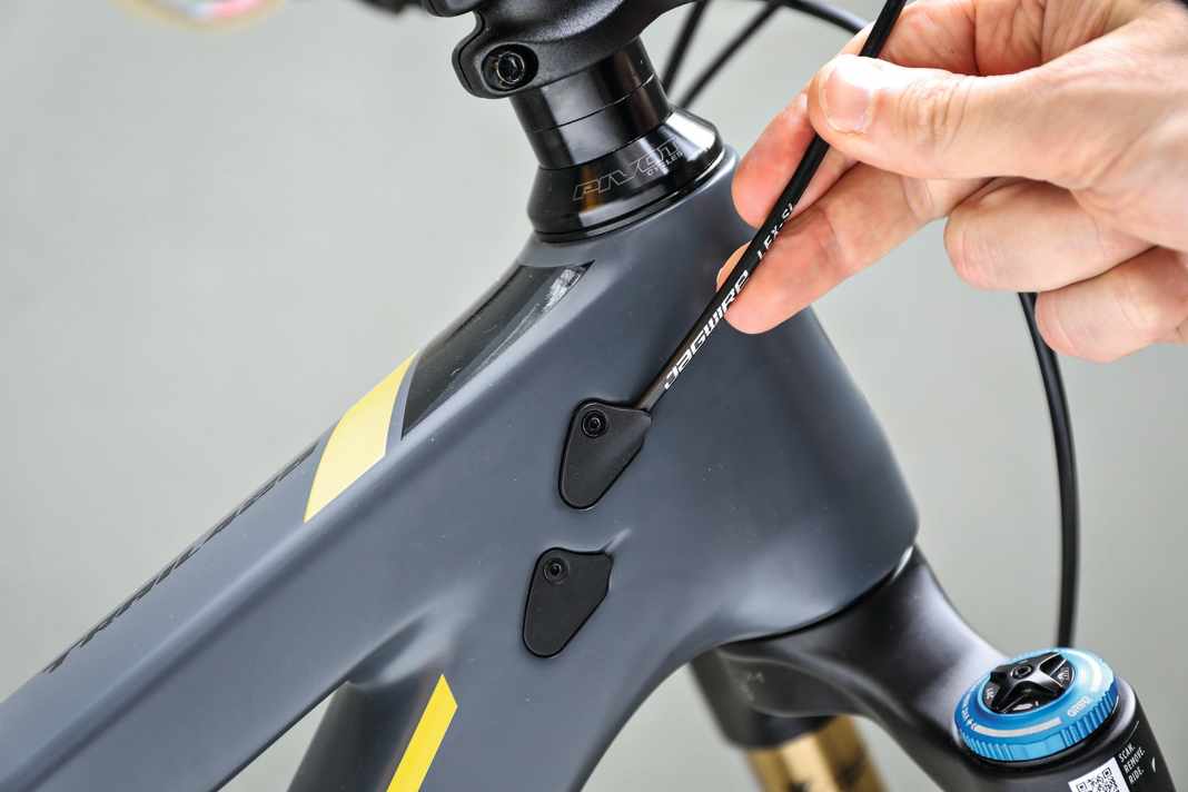 As long as everything works, internally routed cables are great. We provide valuable tips so that the replacement doesn't become a test of patience.