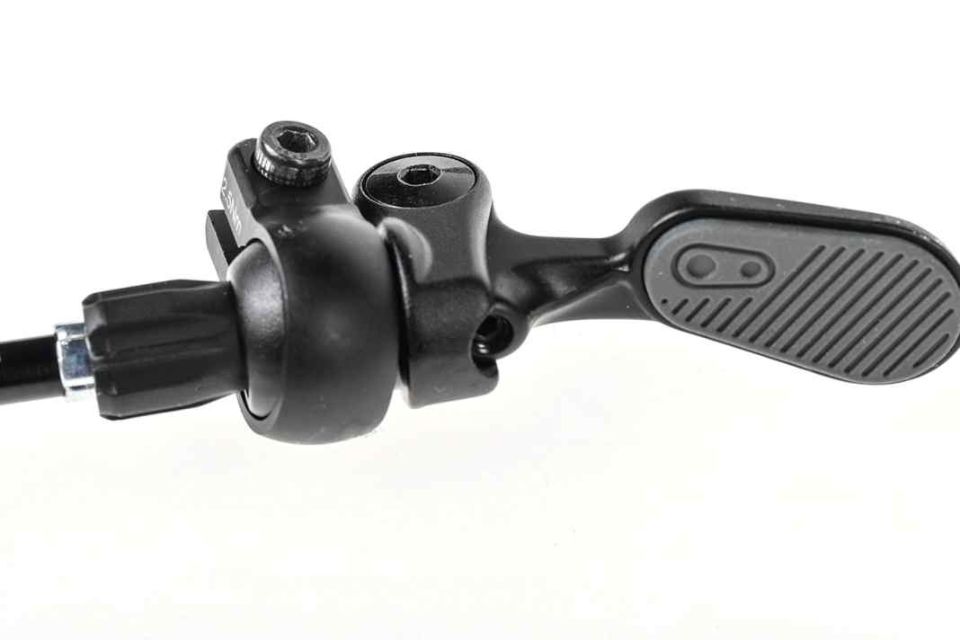 Der Crankbrothers-Remote mit seinem Kugelkopf lässt sich besonders umfangreich anpassen.