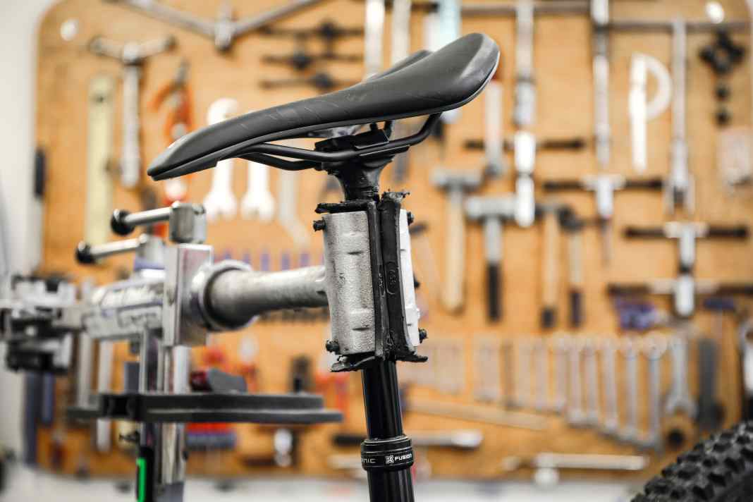Can you clamp a dropper post in the kickstand? We clarify the most important dos and don'ts when it comes to telescopic seatposts