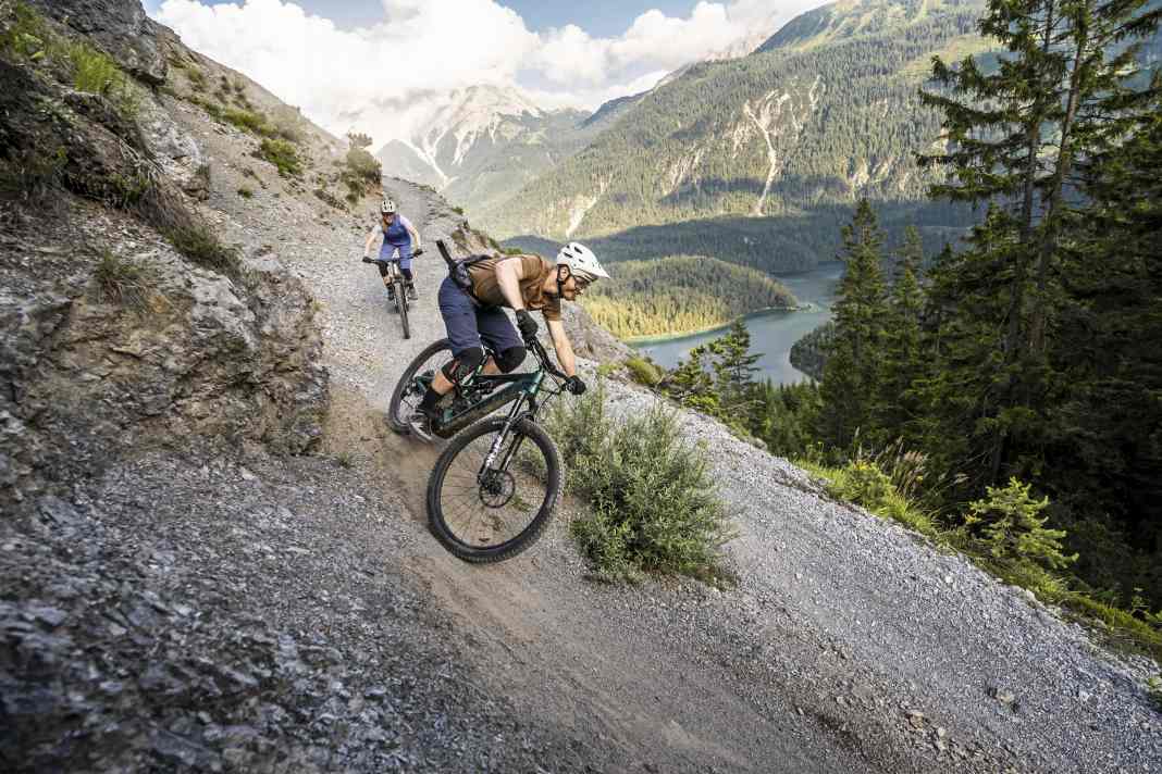 Leichte E-MTBs sollen besonders mit gutem Handling auf dem Trail punkten. Gelingt das auch der Einstiegsklasse unter 6600 Euro? 7 Bikes im Test.