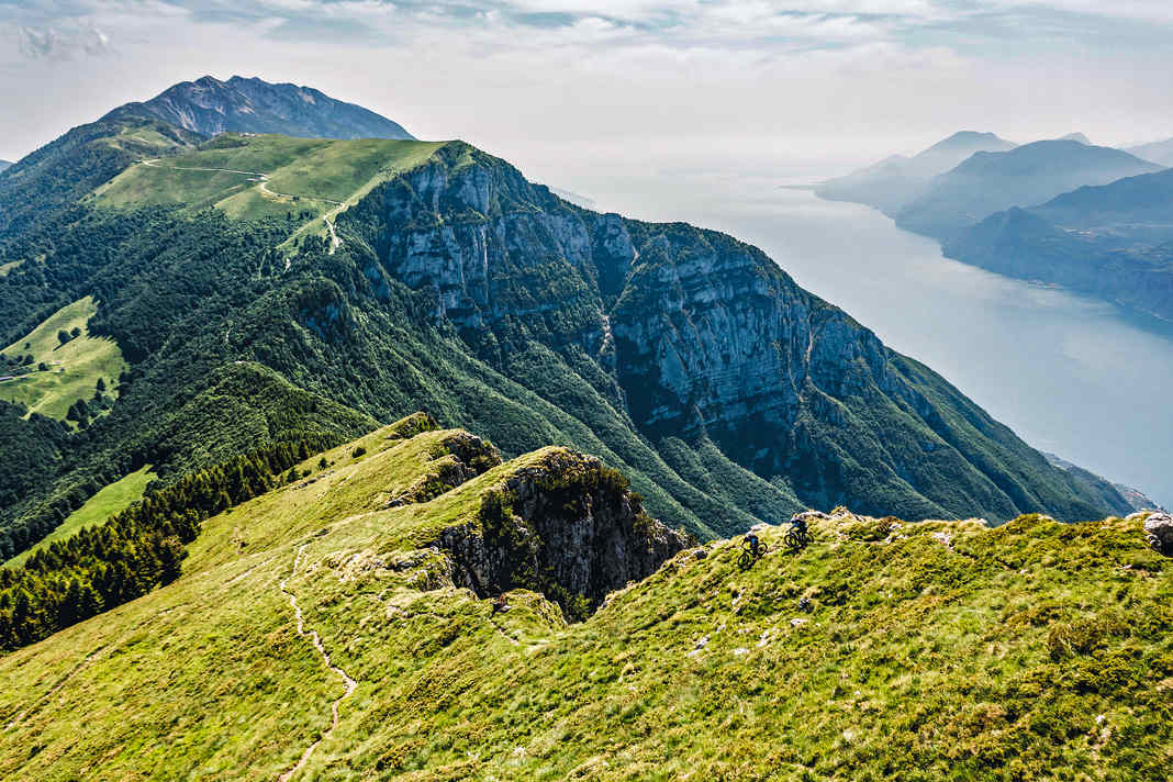 Ridge walk on the Altissimo: on the mountain flank towards the lake, thousands of bikers cavort, on the green alpine side towards Rovereto, the valley dwellers still look surprised when you come along as a biker.
