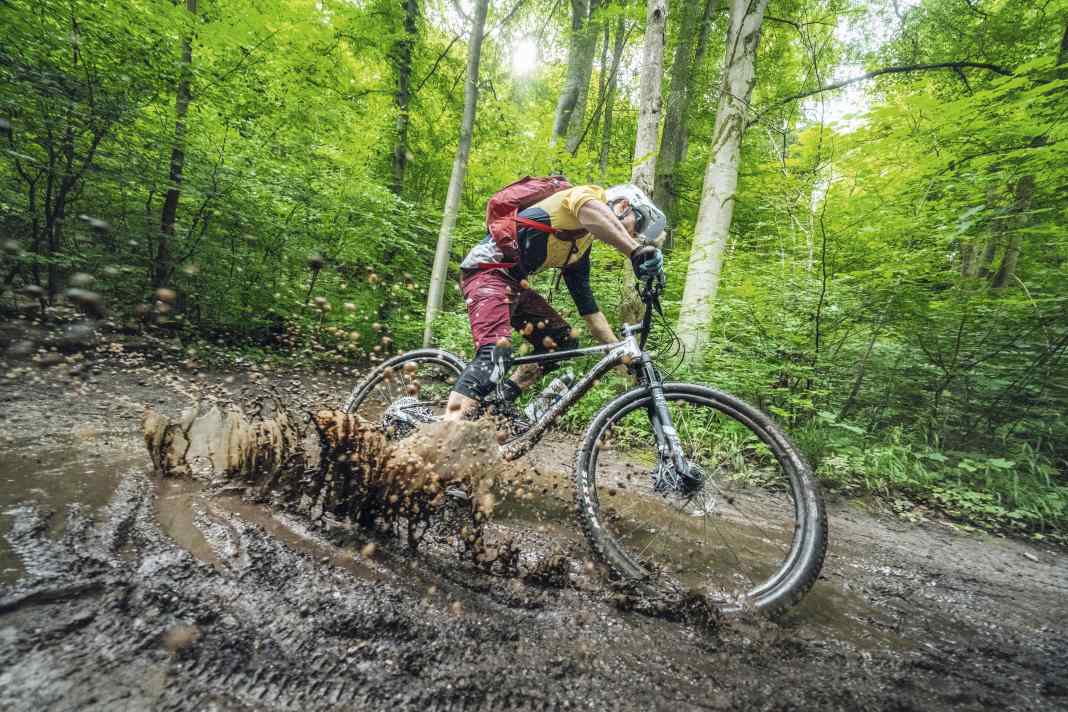 A travers les flaques d'eau : les shorts de pluie doivent combler le mince fossé entre le collapsus dû à la chaleur et l'inflammation de la vessie