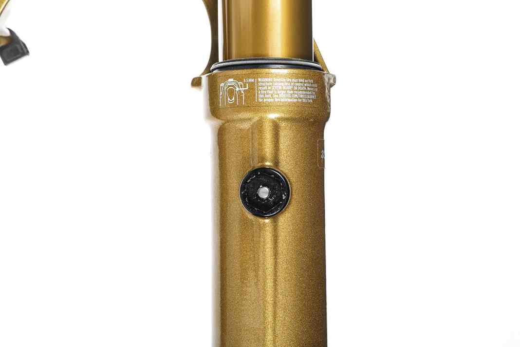 The Fox-Casting can be deflated at the touch of a button. This equalises any excess pressure inside and makes the suspension travel more usable.