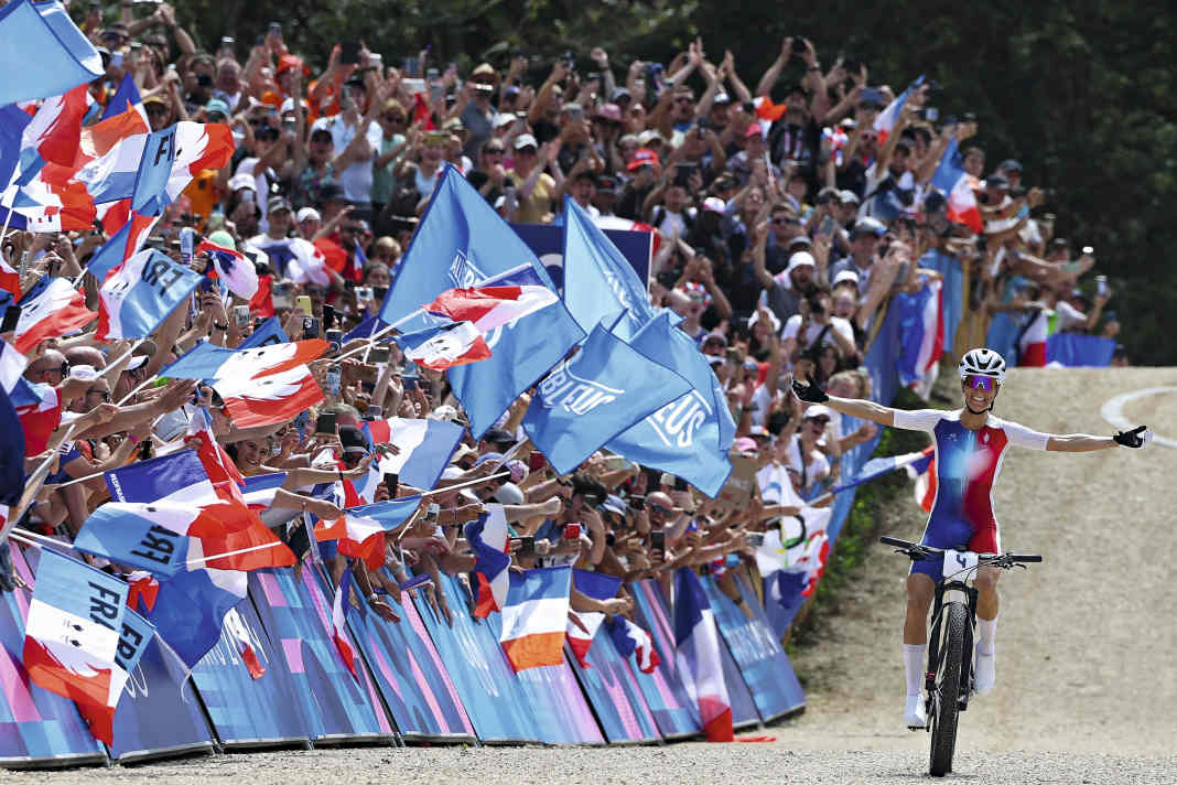 Was für ein Finale! Die siebenfache XCO-Weltmeisterin Pauline Ferrand-Prévot  beendet ihre Mountainbike-Karriere mit Olympischem Gold im Heimatland.
