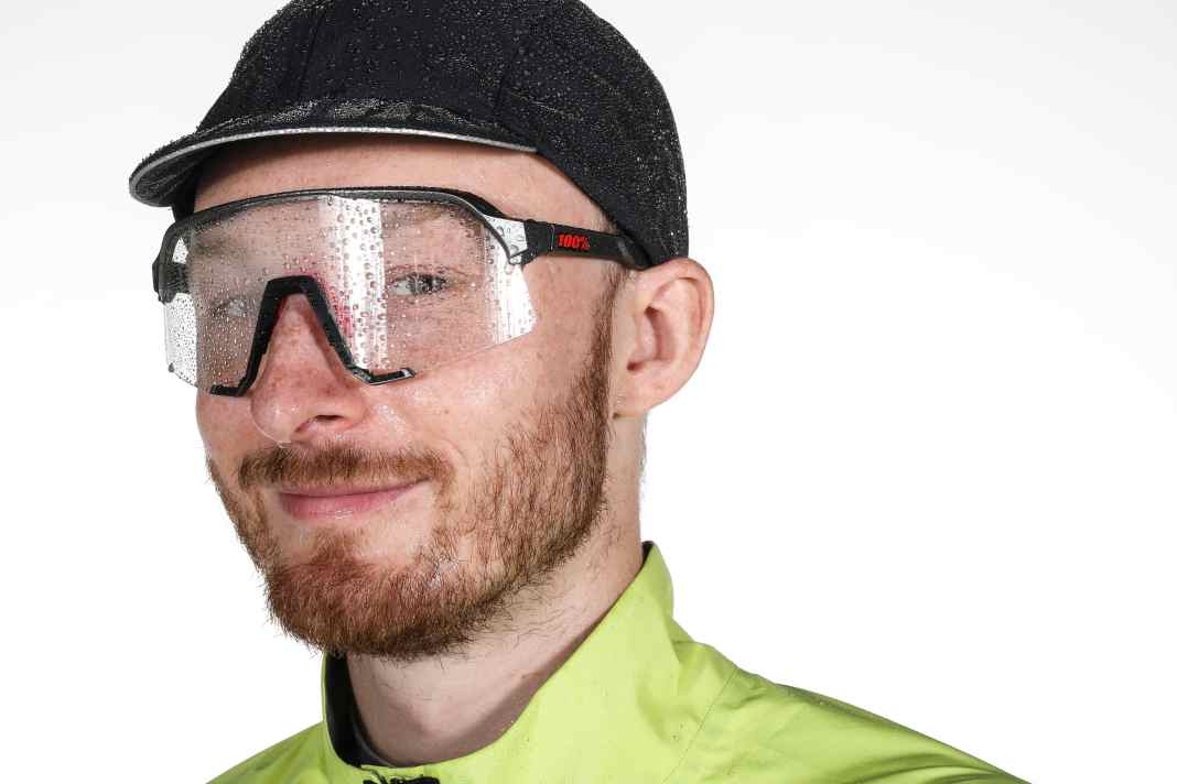 Herbst-Biker müssen ihre Garderobe den Witterungsbedingungen anpassen. Wir geben acht Tipps für bewährte Ausrüstungsteile. Zum Beispiel die wasserdichte Regenkappe von GripGrab und eine Brille mit klaren Wechselscheiben von 100%.