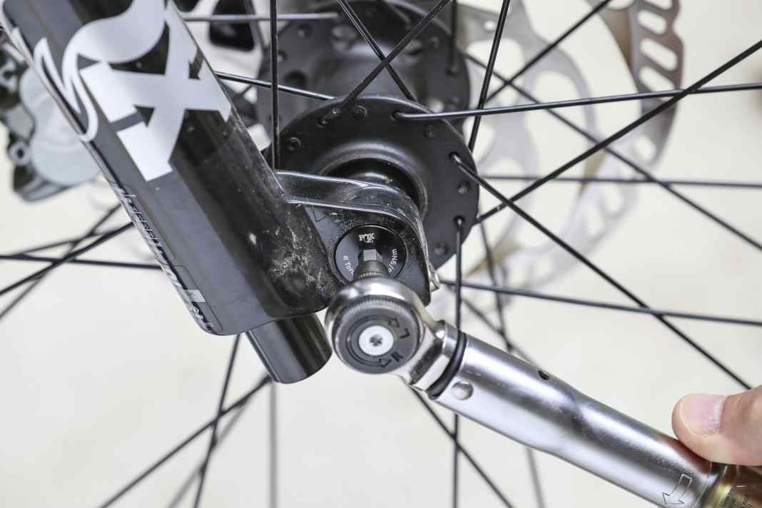 The screw is first tightened correctly with the torque spanner
