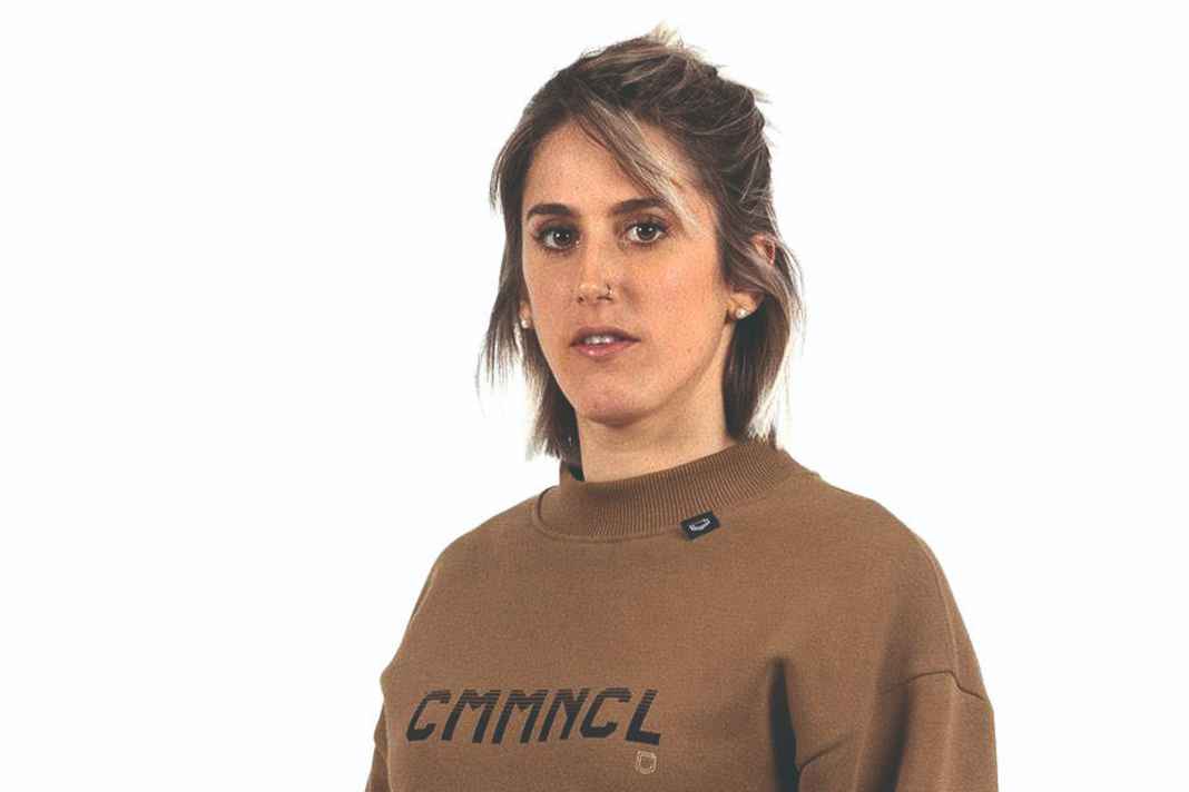 Prominentes Model: Downhill-Racerin Myriam Nicole im Crewneck Sweater ihres Sponsors Commencal.