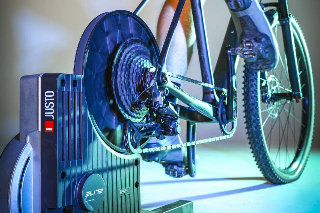 Most current roller trainers are also compatible with mountain bikes. Our buying guide provides an overview of the hottest models.