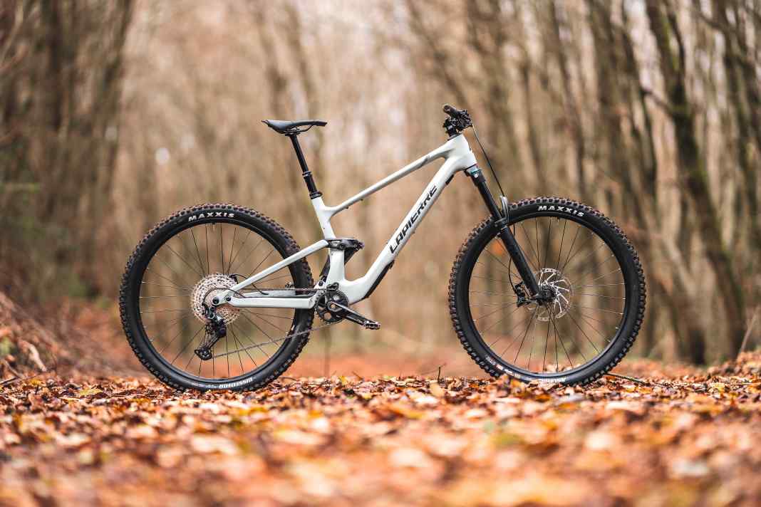The key data of the Lapierre Zesty CF 6.9: 15.4 kg1 / 150/150 mm / 29" / 4499 Euro / Carbon