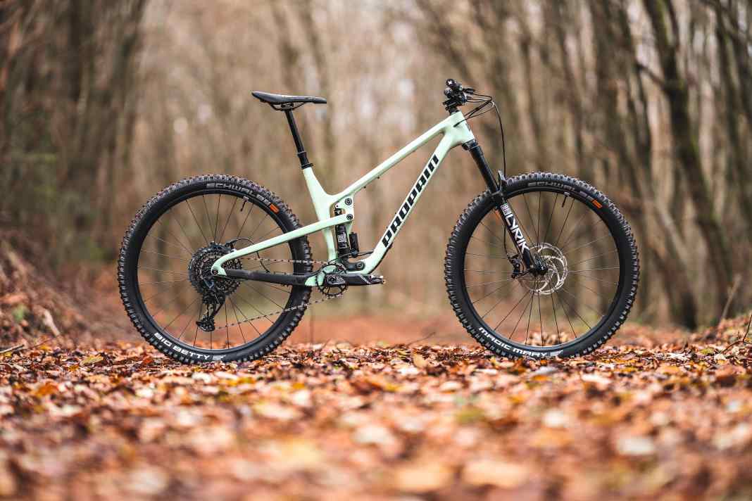 The most important data on the Propain Hugene CF 29: 14.5 kg1 / 150/140 mm / 29" / 4089 Euro / Carbon