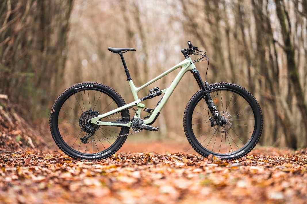 15.1 kg1 / 150 / The key data of the YT Jeffsy Core 3: 145 mm / 29" / 3999 Euro / Carbon