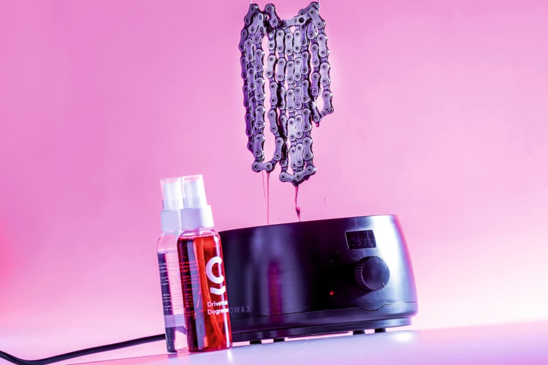 Wax is the new oil. With chain wax, the drive stays clean, runs more smoothly and wears less, say the manufacturers. But is that true?