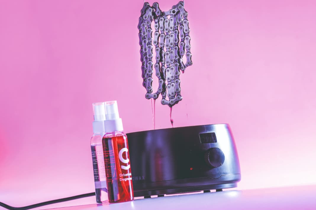 Oiling the chain is a thing of the past, today we wax it. This keeps the drives clean and lasts longer, but also promises less friction. We show you how to apply the wax to the chain