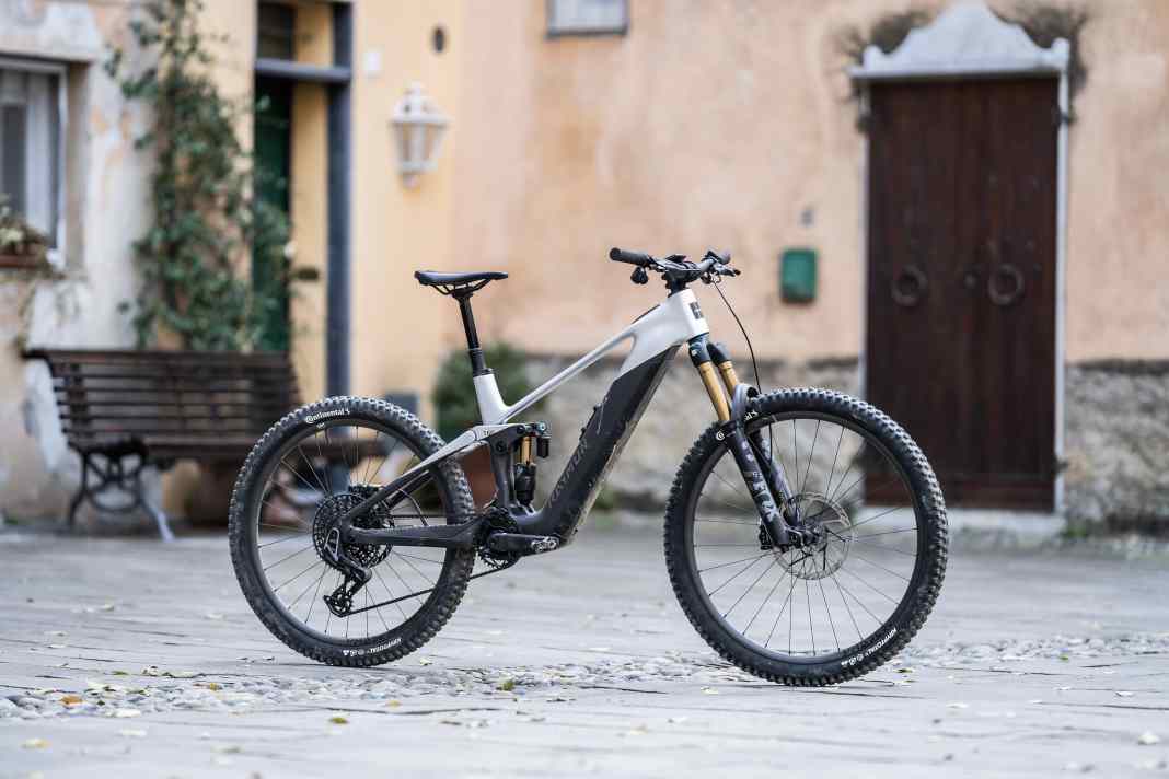 Das brandneue Raymon Tarok beherbergt die Motoren-Neuheit ZF CentriX und mecht in der Altstadt von Finalborgo eine ausgezeichnete Figur.