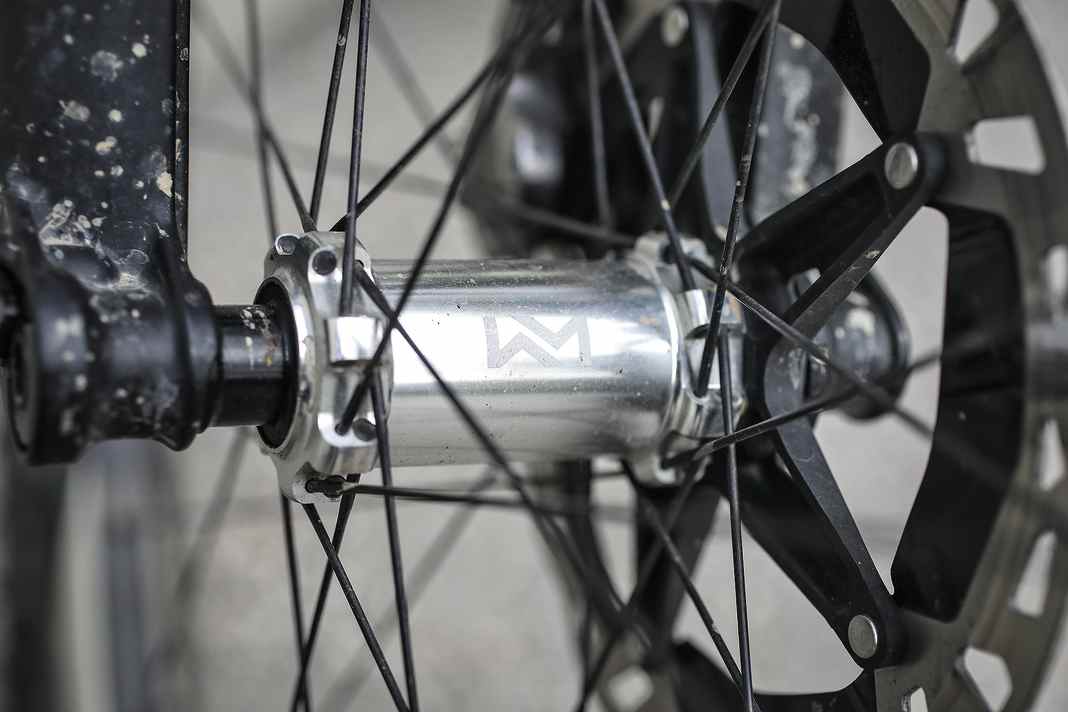 Nach über 3000 Kilometern entpuppt sich die Newmen-Vorderradnabe als einziges außerplanmäßiges Verschleißteil. Diagnose: Die Lager laufen ziemlich rau. Aber halb so wild. Mit etwas Schrauber-erfahrung sind die Lager schnell getauscht. Die Materialkosten: ca. 10 Euro.