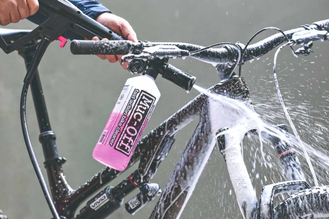 Dust, mud, dirt - a good cleaner can help when your bike gets covered in mud again. But which products are the best?