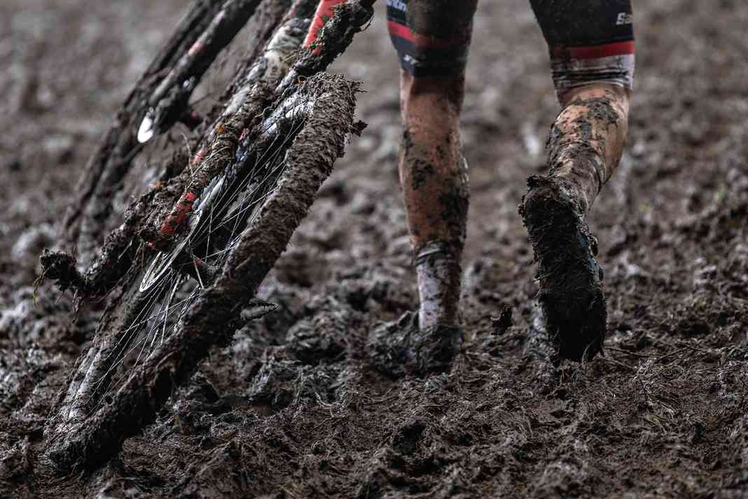 Ihr habt euch mal wieder so richtig eingesaut? Dann zeigen wir euch, wie ihr euer Bike wieder auf Hochglanz poliert und optimal für die nächste Tour präpariert
